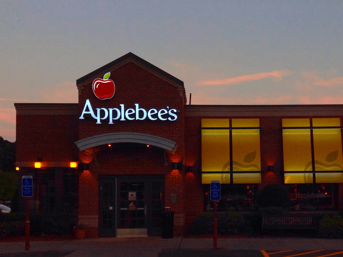 Fact Check: Only white folks eat at Applebee's