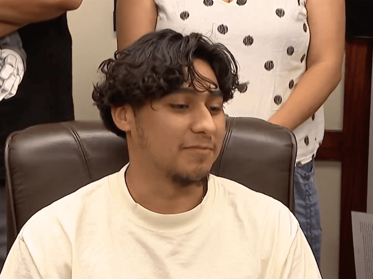 Fact Check: ICE and Homeland Security agents forced Elzon Lemus out of his car and detained him for between 20-25 minutes.