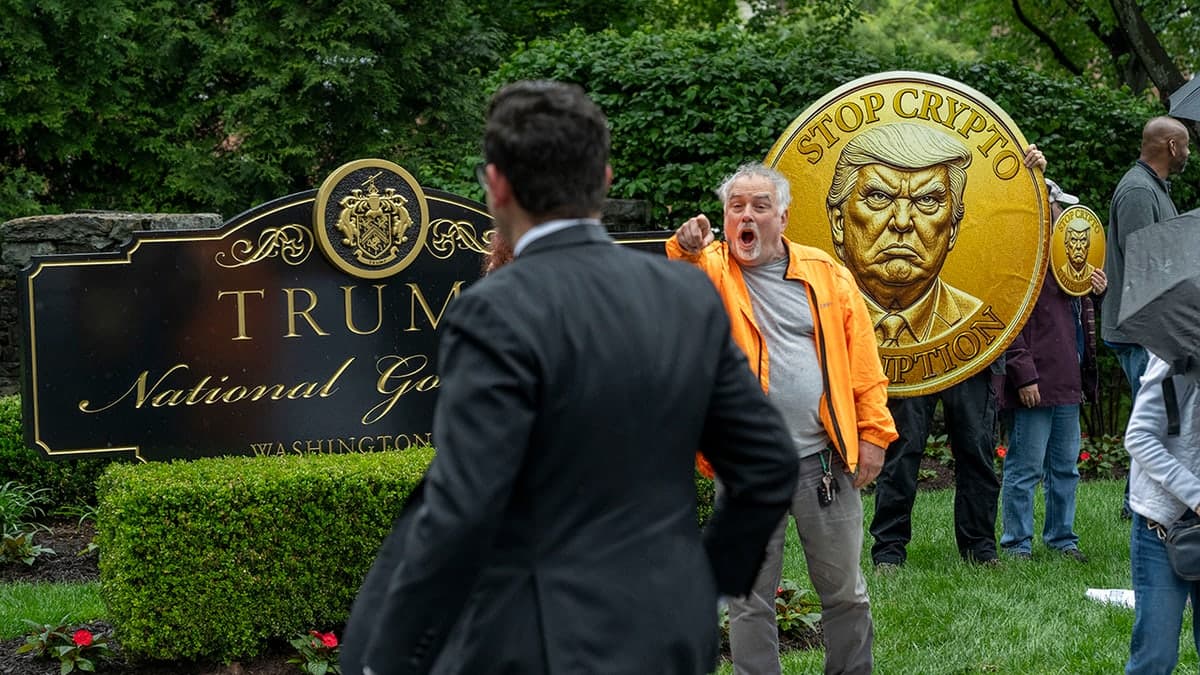 Fact Check: Trump dined with 220 of the biggest investors in his $TRUMP meme coin.