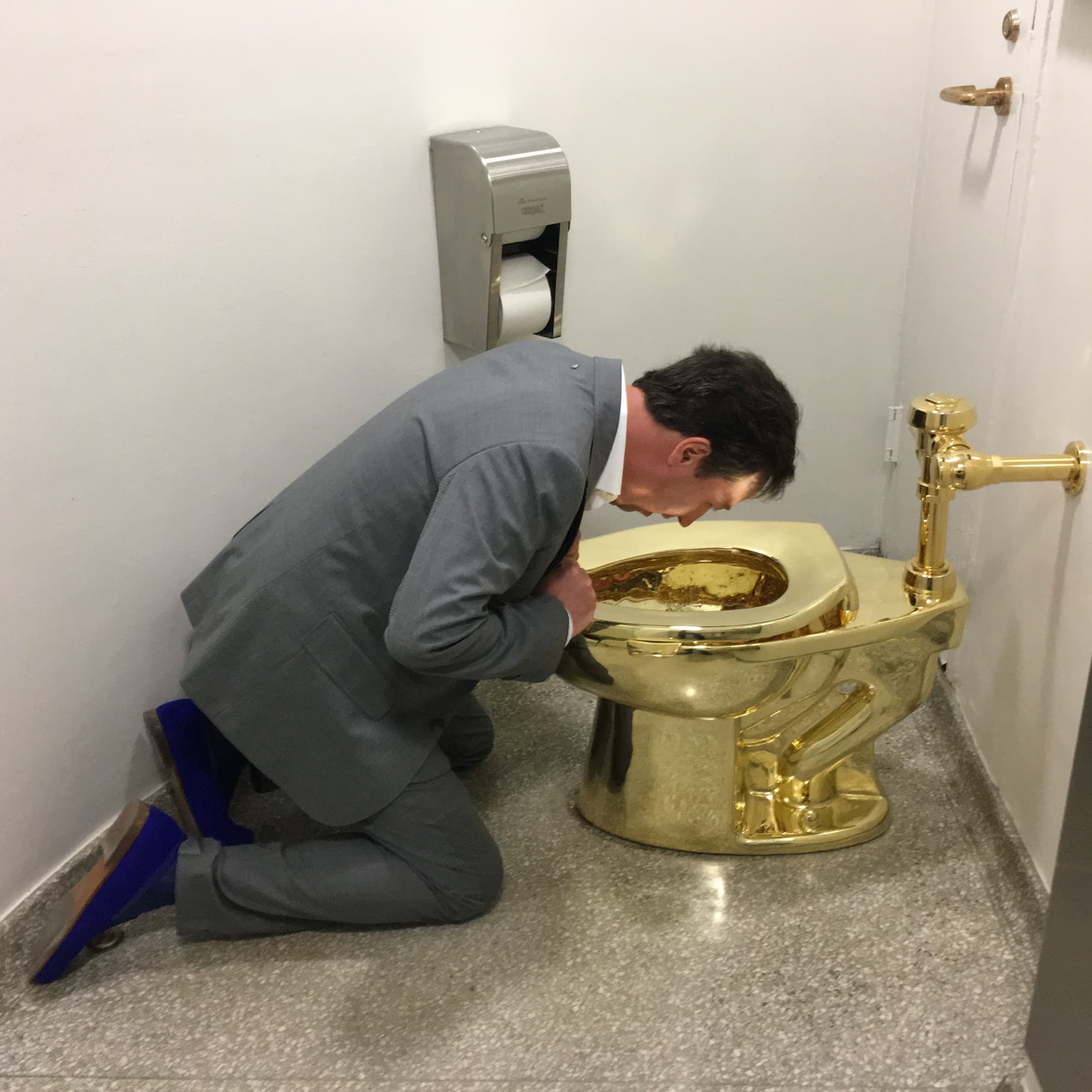 Fact Check: During the heist, thieves took approximately 20 kilograms (44 pounds) of gold from the toilet, which was sold for £520,000 within two weeks.