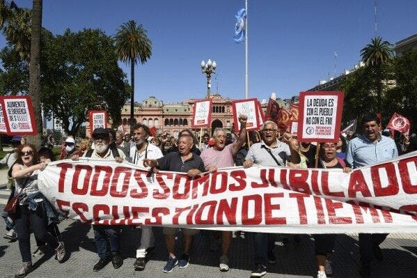 Fact Check: Las protestas de ayer contra Milei fueron violentas y desestabilizadoras