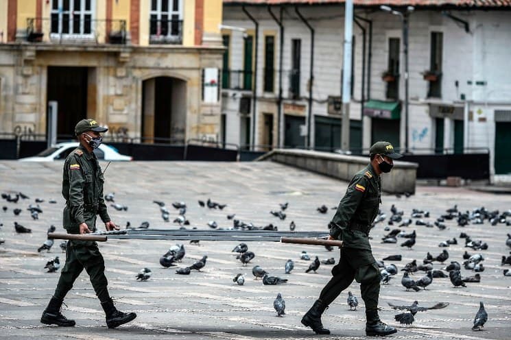 Fact Check: "Disturbios en el Congreso: barras bravas prendieron fuego dos patrulleros de la Policía de la Ciudad
La protesta de jubilados escaló a enfrentamientos violentos, con incendios y ataques a los efectivos. Patricia Bullrich reafirmó el protocolo antipiquetes y prometió sanciones severas"