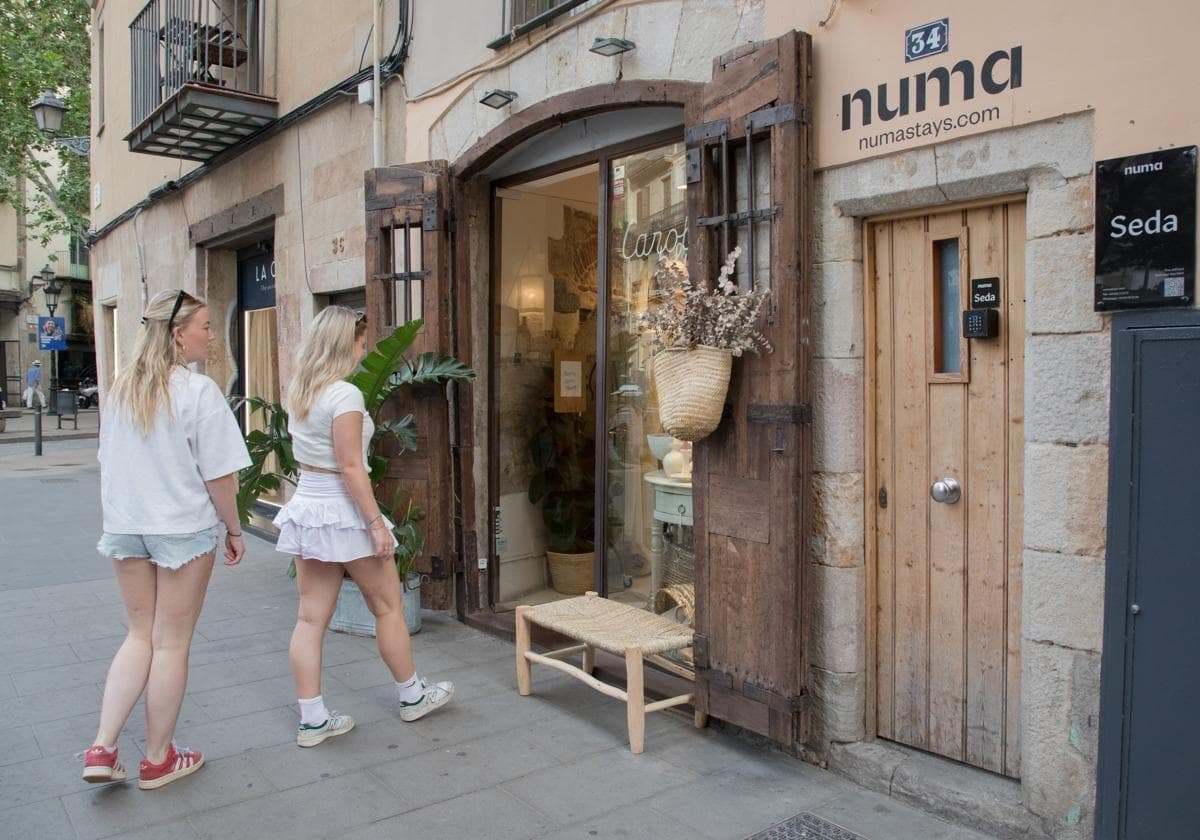 Fact Check: Barcelona plans to eliminate all 10,000 short-term rental licenses by 2028 as part of its efforts to address the housing crisis exacerbated by tourism.