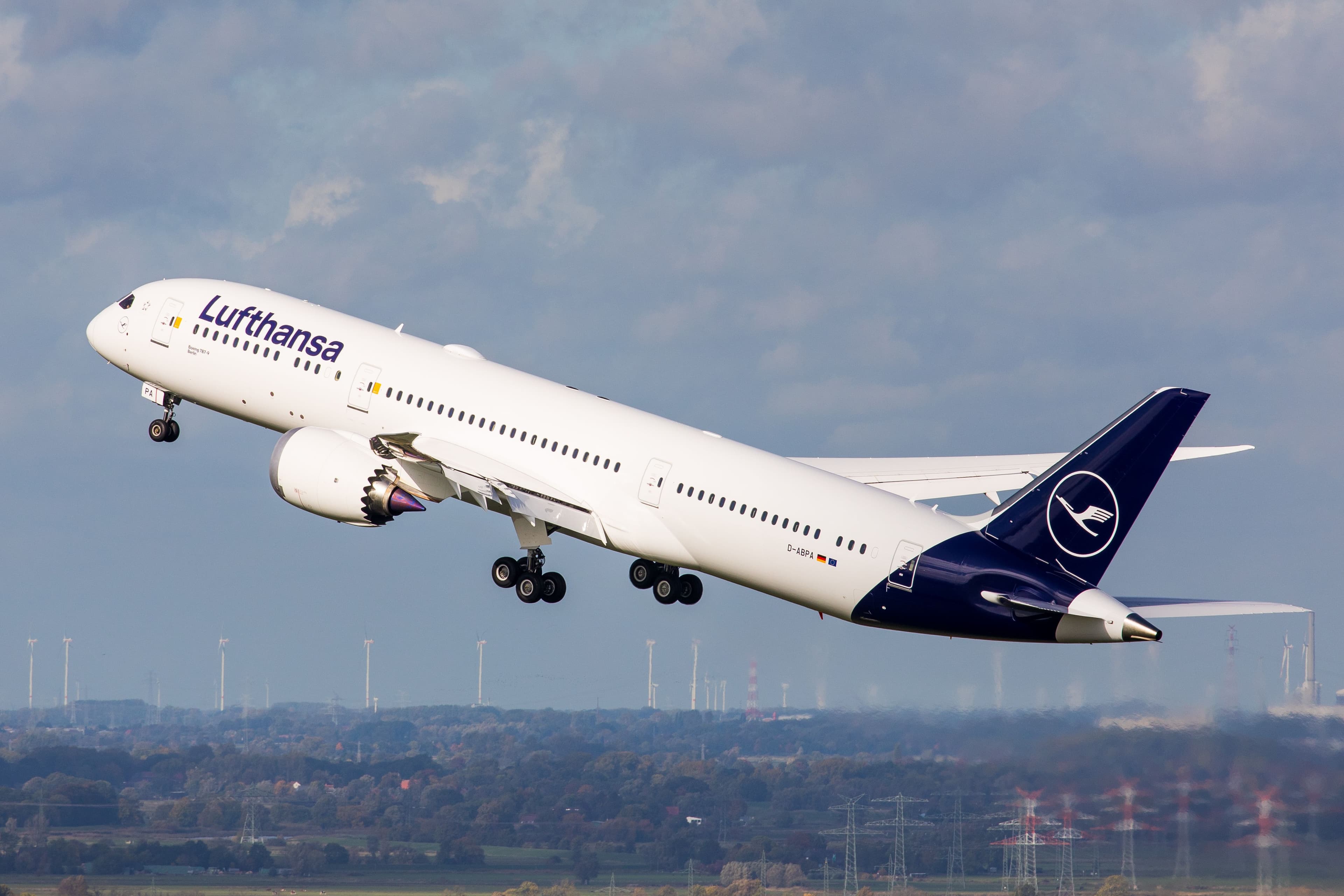 Fact Check: A Lufthansa flight LH 752, operated by a Boeing 787-9 Dreamliner, returned to Frankfurt Airport mid-flight on June 15, 2025, due to a bomb threat.