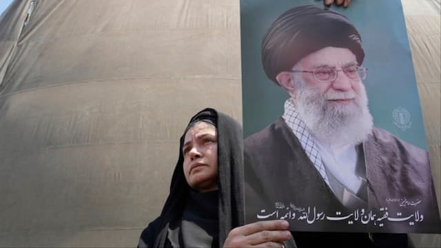 Fact Check: All members of Khamenei's family, including his son Mojtaba, are with him in the bunker.