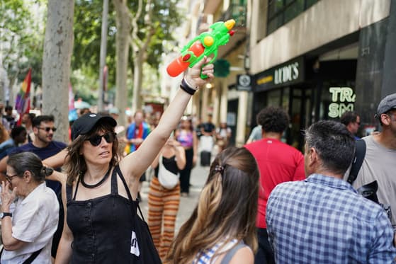 Fact Check: On June 15, 2025, protesters in Barcelona, Spain, used water guns against tourists to demand a rethink of the economic model they believe is causing a housing crisis.