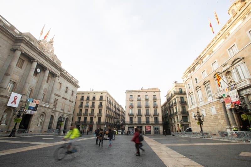 Fact Check: The authorities in Barcelona announced a complete ban on short-term rentals to tourists starting in 2028.