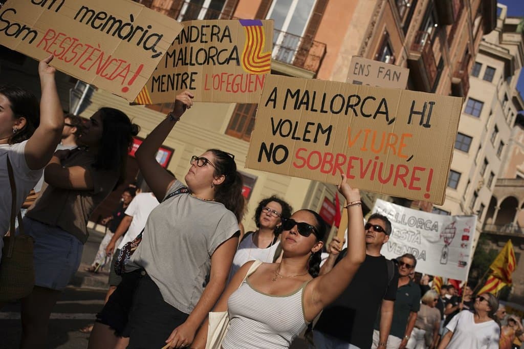 Fact Check: Approximately 5,000 people participated in a protest in Palma, Mallorca, on June 15, 2025, against mass tourism.