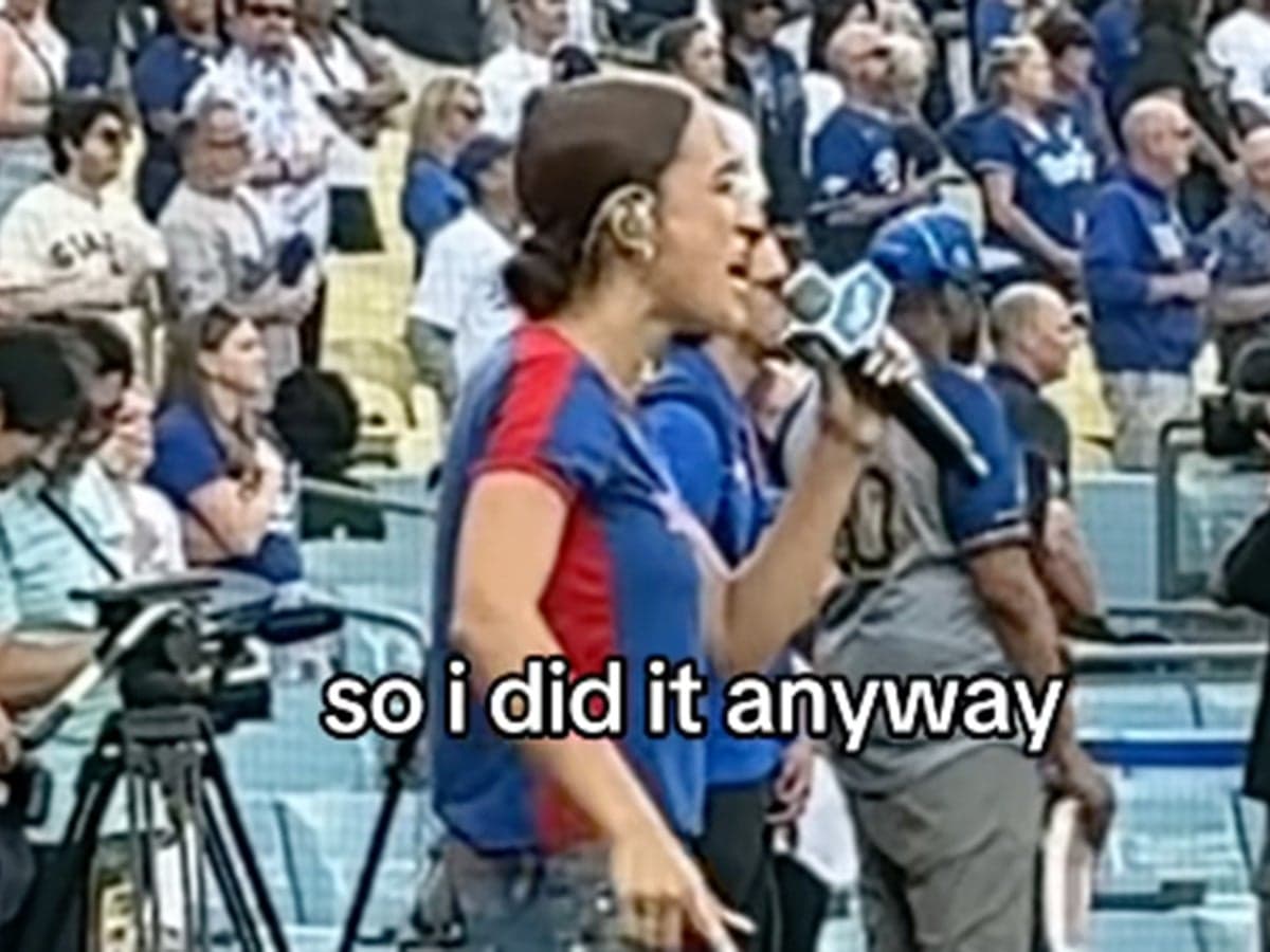Fact Check: A member of the Dodgers staff warned Vanessa Hernández before her performance that she should sing the anthem in English.