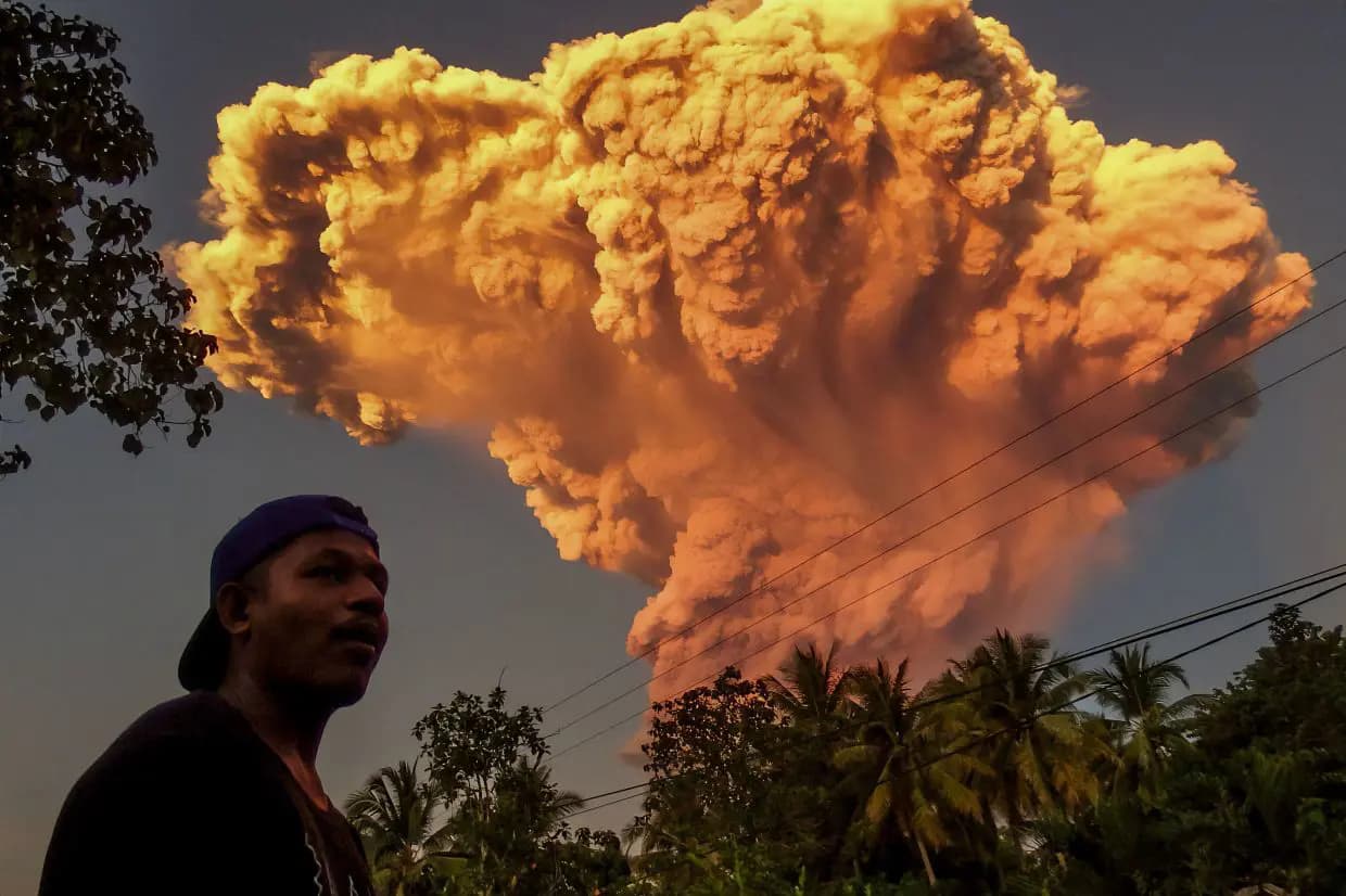 Fact Check: Authorities raised the alert level of the Mount Lewotobi Laki-Laki volcano to the most dangerous level following the eruption on June 17, 2025.