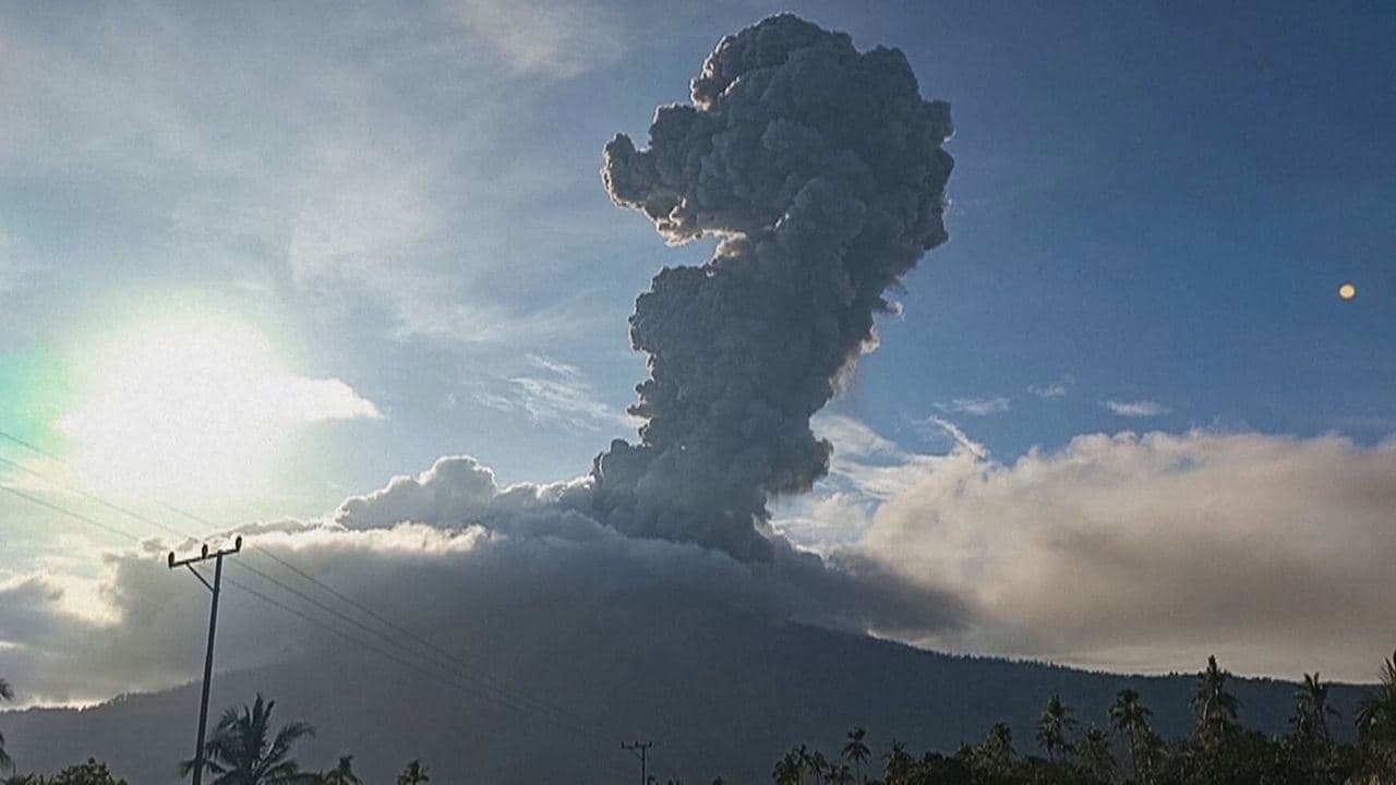 Fact Check: The ash cloud from the Mount Lewotobi Laki-Laki volcano could be seen from cities located up to 90 miles away.