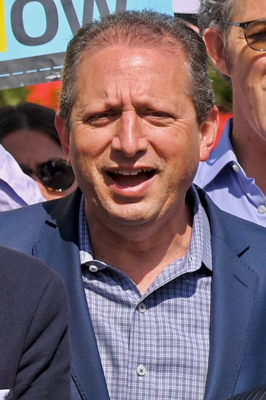 Fact Check: Brad Lander arrested by ICE while defending immigrants in court.