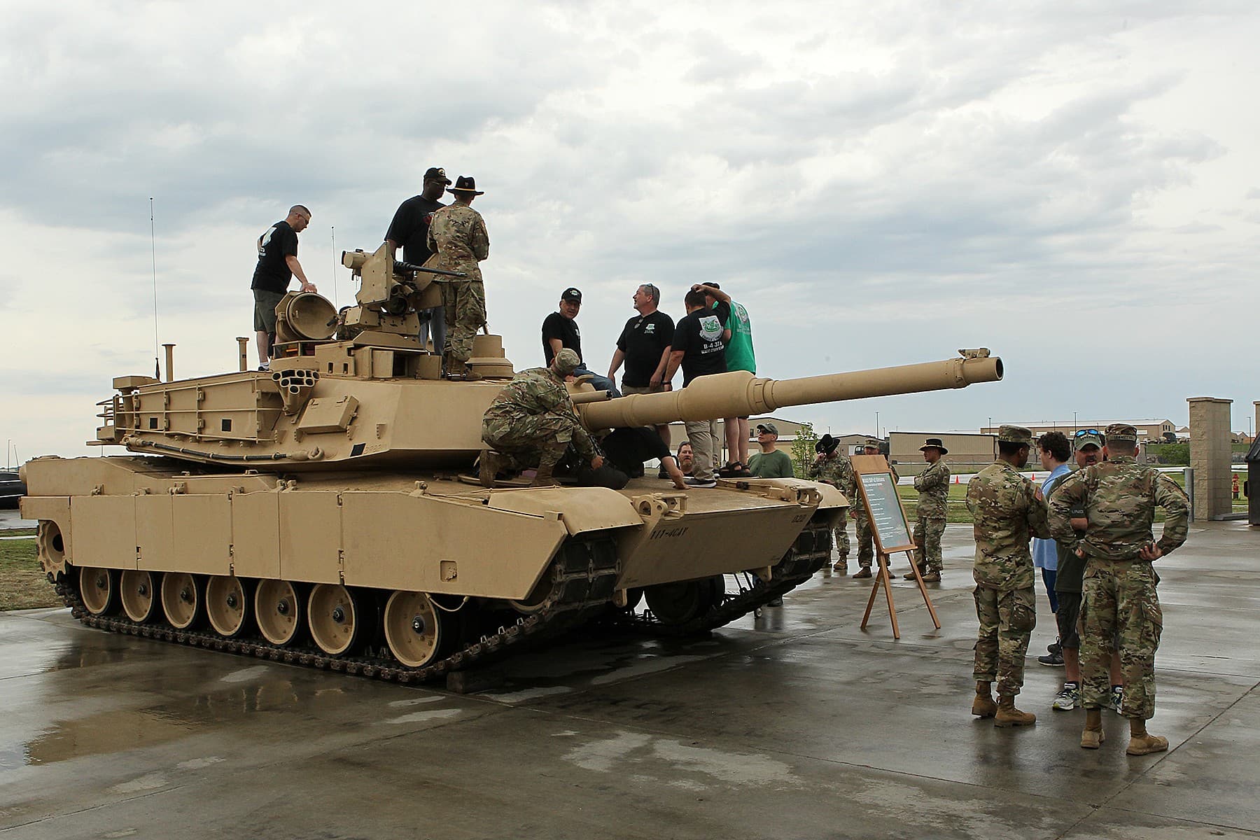 Fact Check: U.S. military tankers are 'dragging' fighters to the Middle East.