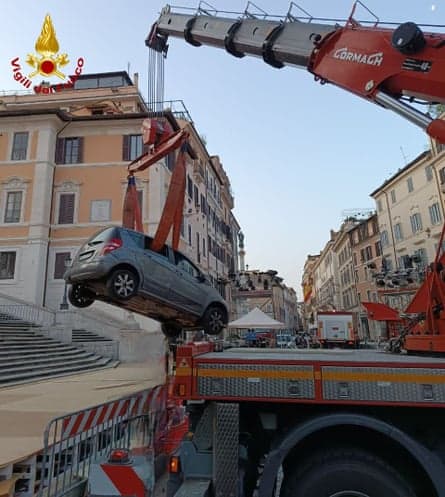 Fact Check: Firefighters used a crane to remove a car stuck on the Spanish Steps!