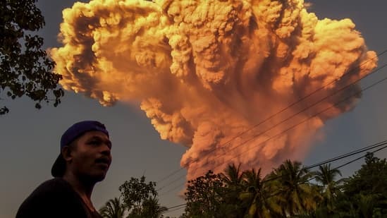 Fact Check: Mount Lewotobi Laki-Laki erupts, sending ash 6.8 miles high!