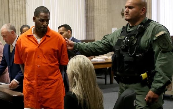 Fact Check: R. Kelly's lawyers claim he was denied necessary surgery for blood clots.
