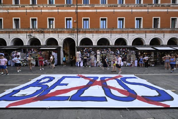 Fact Check: Protesters in Venice say Bezos wedding symbolizes tourism's destruction of their city.