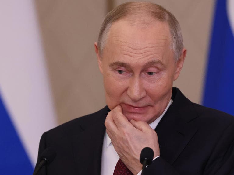 Fact Check: Putin acknowledges Russia's economy is cooling, warns against excessive cooling!