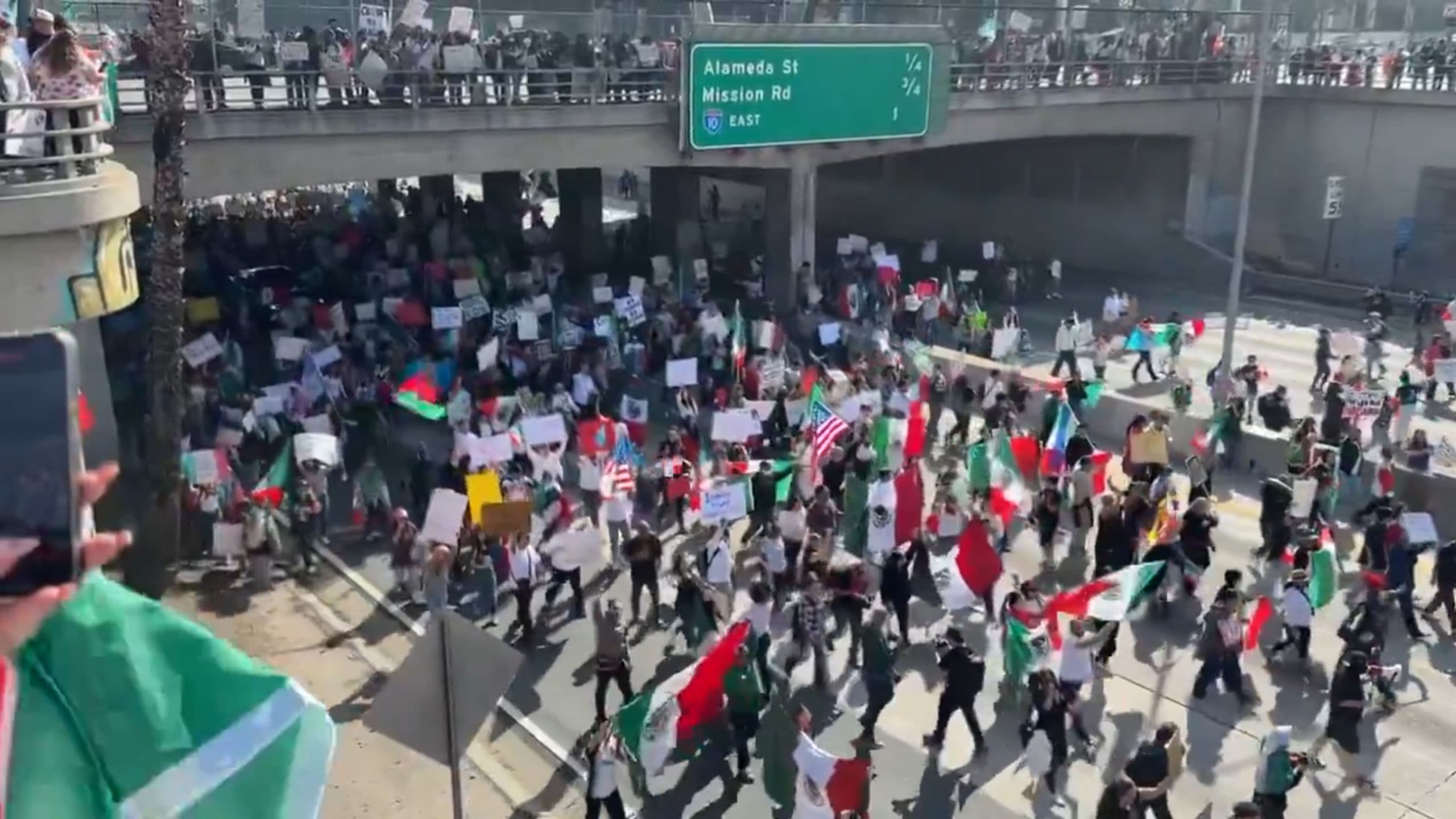 Fact Check: Players in Roblox are conducting anti-ICE protests while dressed in Mexican flags.