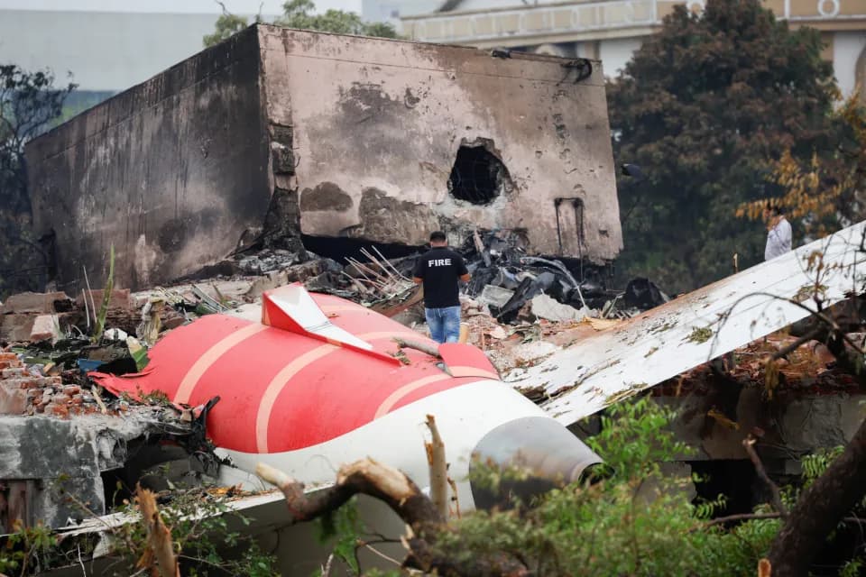 Fact Check: Ramesh attempted to return to the burning plane to find his brother.