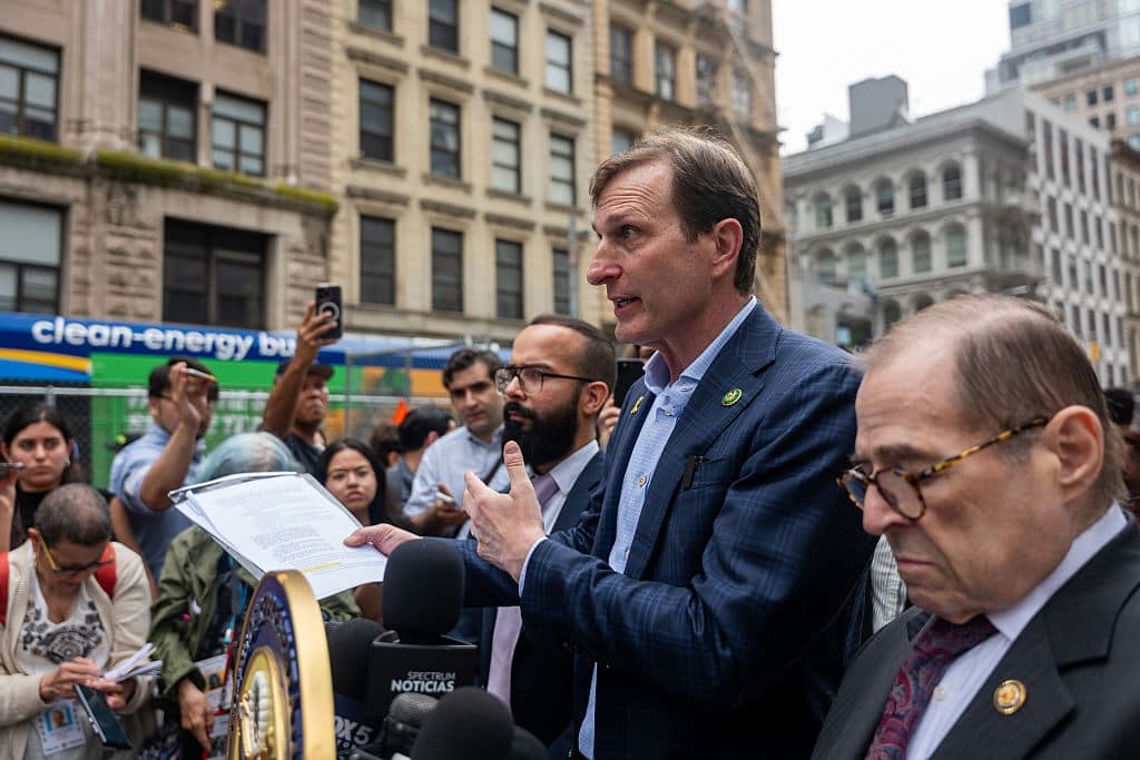 Fact Check: New DHS guidelines give ICE unreviewable power to deny Congress visits.