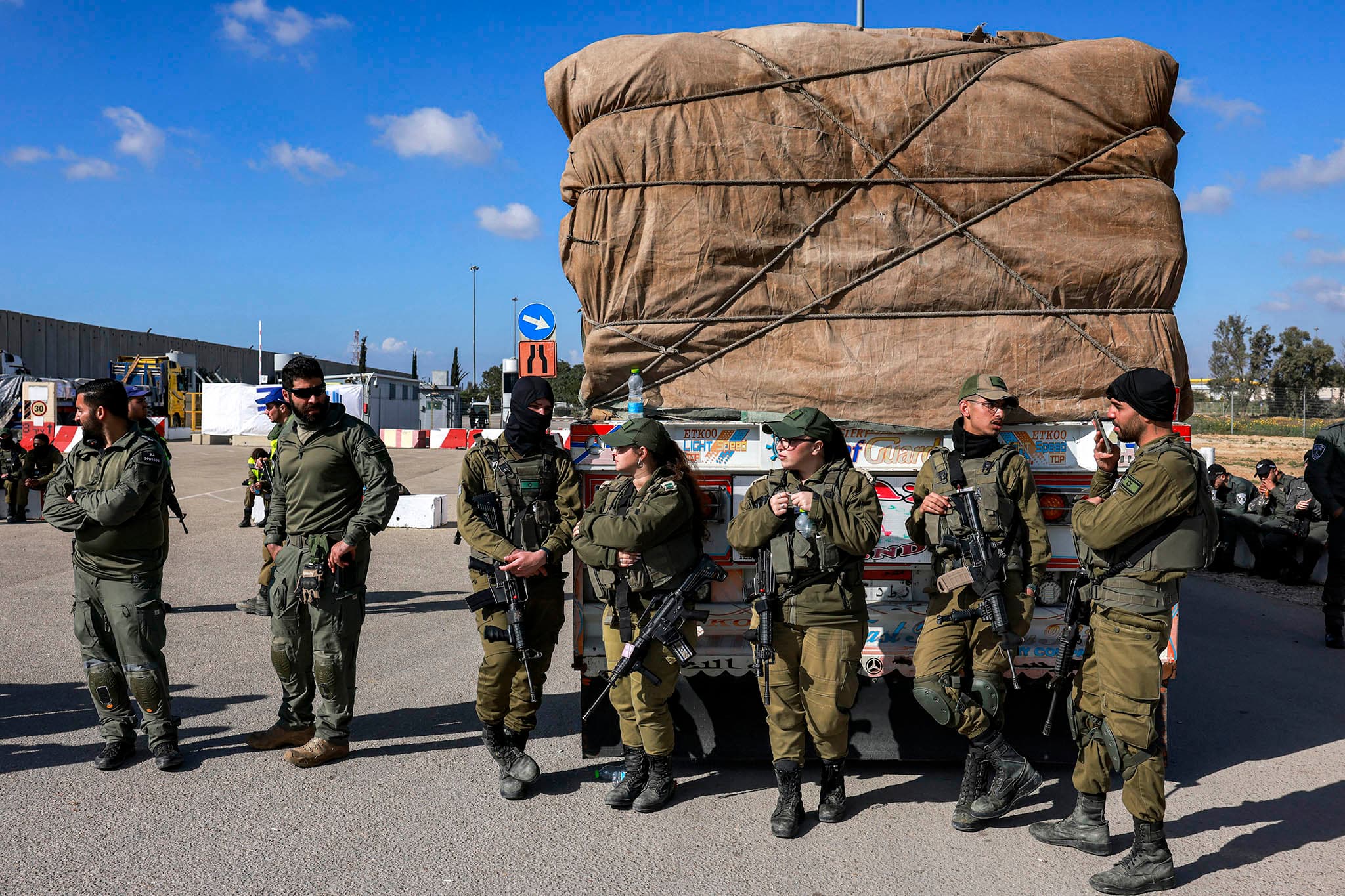 Fact Check: GHF's aid distribution involves armed contractors, not humanitarian workers.