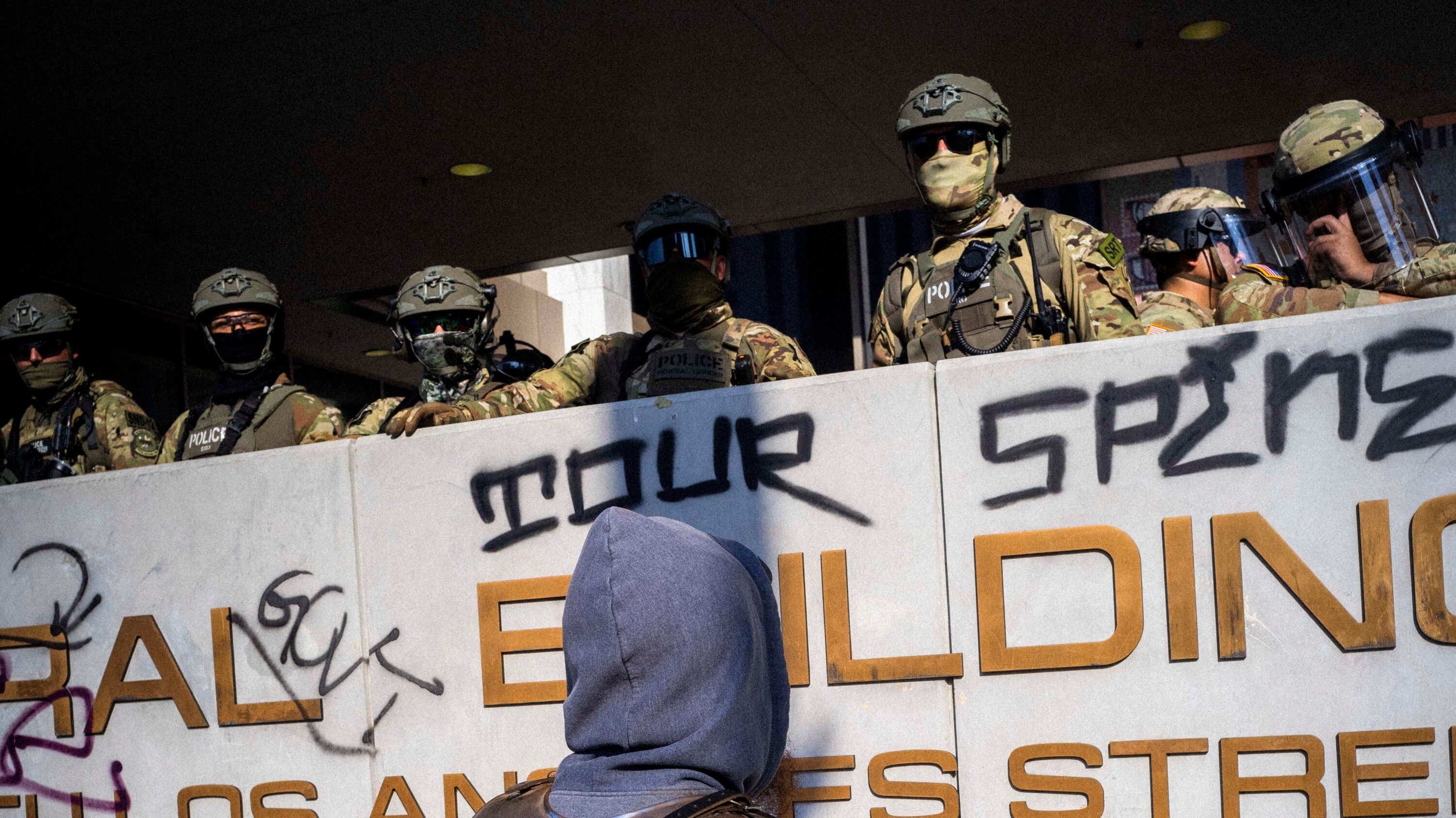 Fact Check: Hundreds of thousands of police operate daily without masks or anonymity.