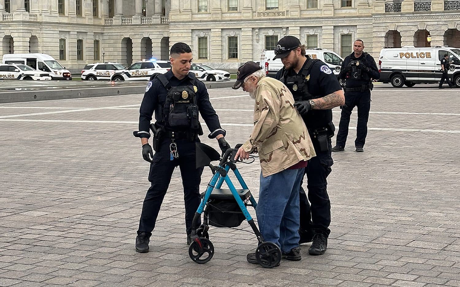 Fact Check: U.S. Capitol Police deployed agents within hours to arrest the suspect.