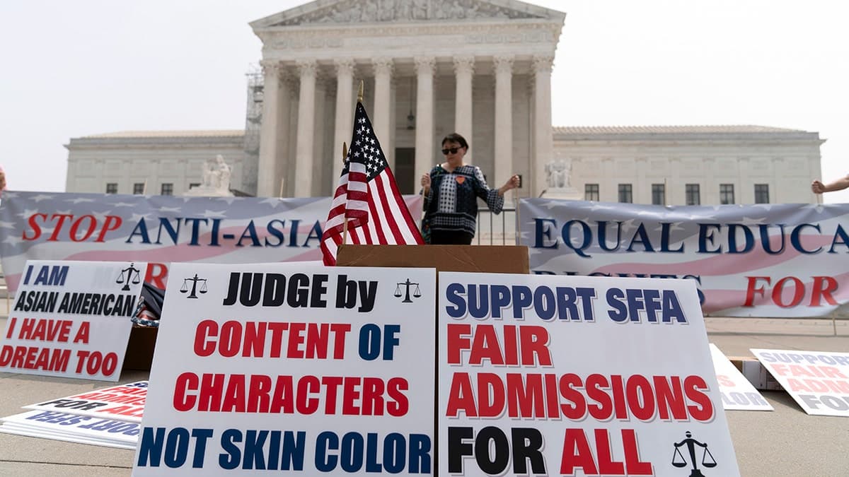 Fact Check: The U.S. Supreme Court previously ruled against similar religious displays in schools.