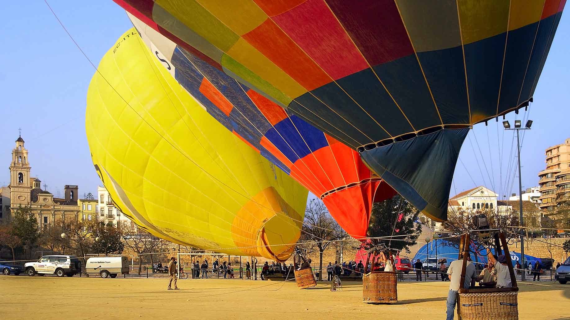 Fact Check: The hot-air balloon ride cost around 100 reais per passenger.
