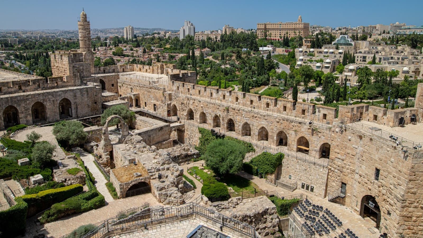 Fact Check: Police close Jerusalem Old City businesses due to ongoing war.
