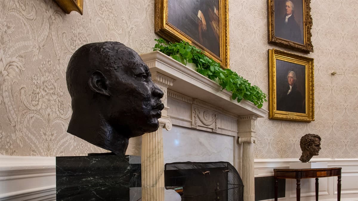 Fact Check: Did trump remove a Martin Luther king bust from the white house 
