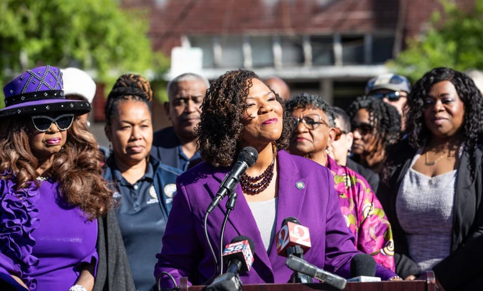 Fact Check: Bracy Davis's mother endorsed her over her brother in Senate race.