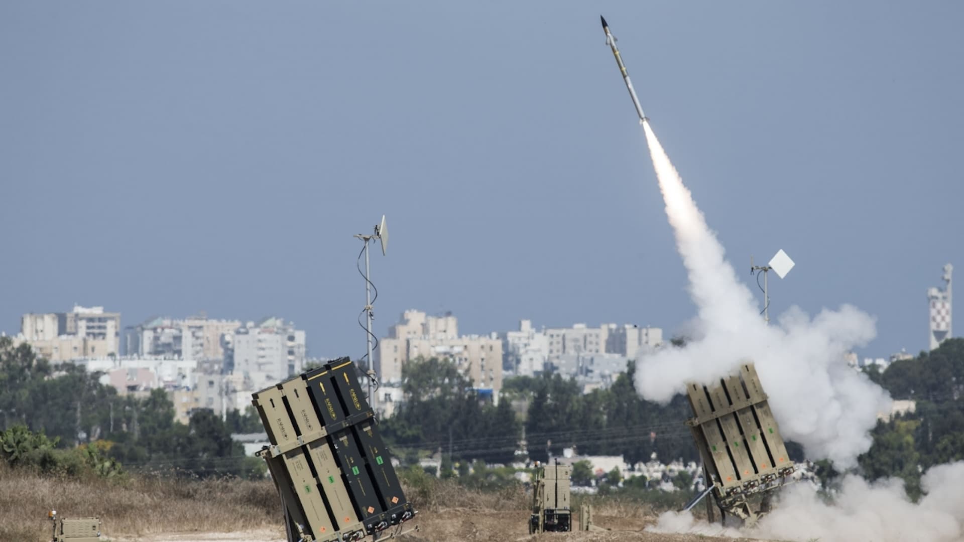 Fact Check: Thousands of Canadians remain in Israel and Iran, seeking government assistance.