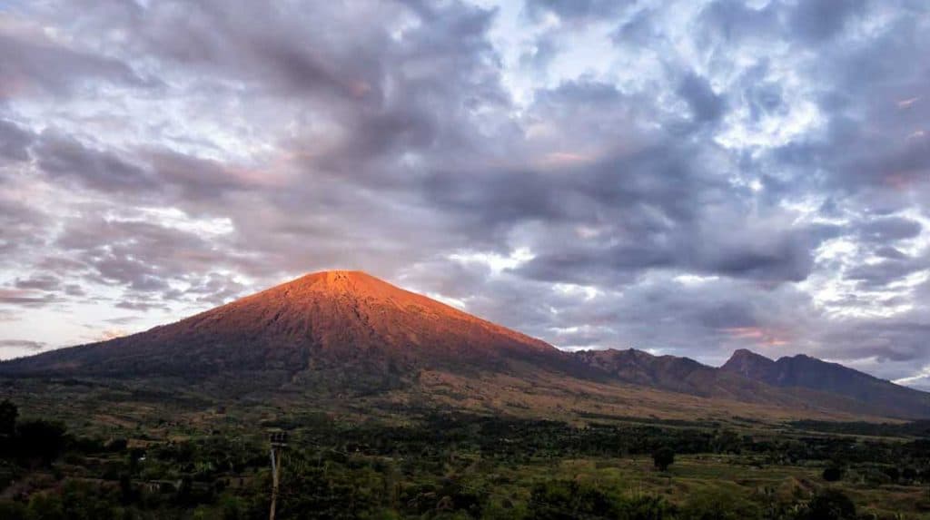 Fact Check: Mount Rinjani is notorious for deadly incidents, including a 2018 earthquake.
