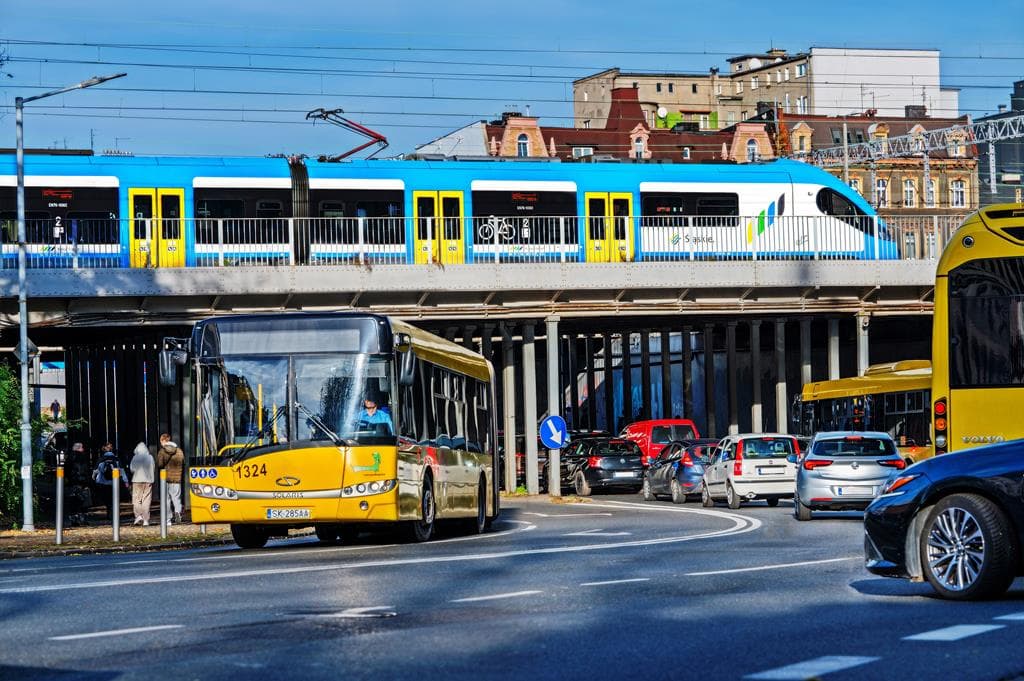 Fact Check: autobus rozjebal by pociag