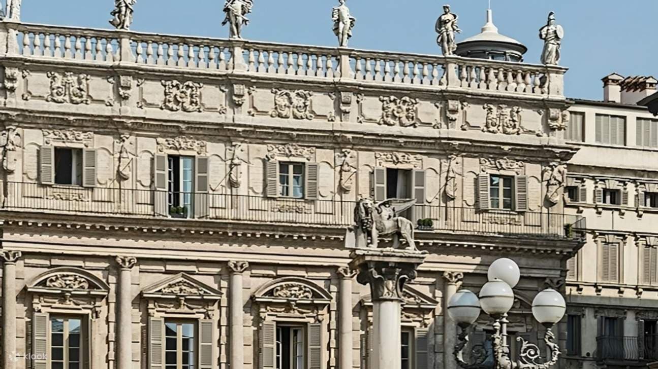 Fact Check: Similar incident at Palazzo Maffei: tourists shattered artwork posing for a photo!
