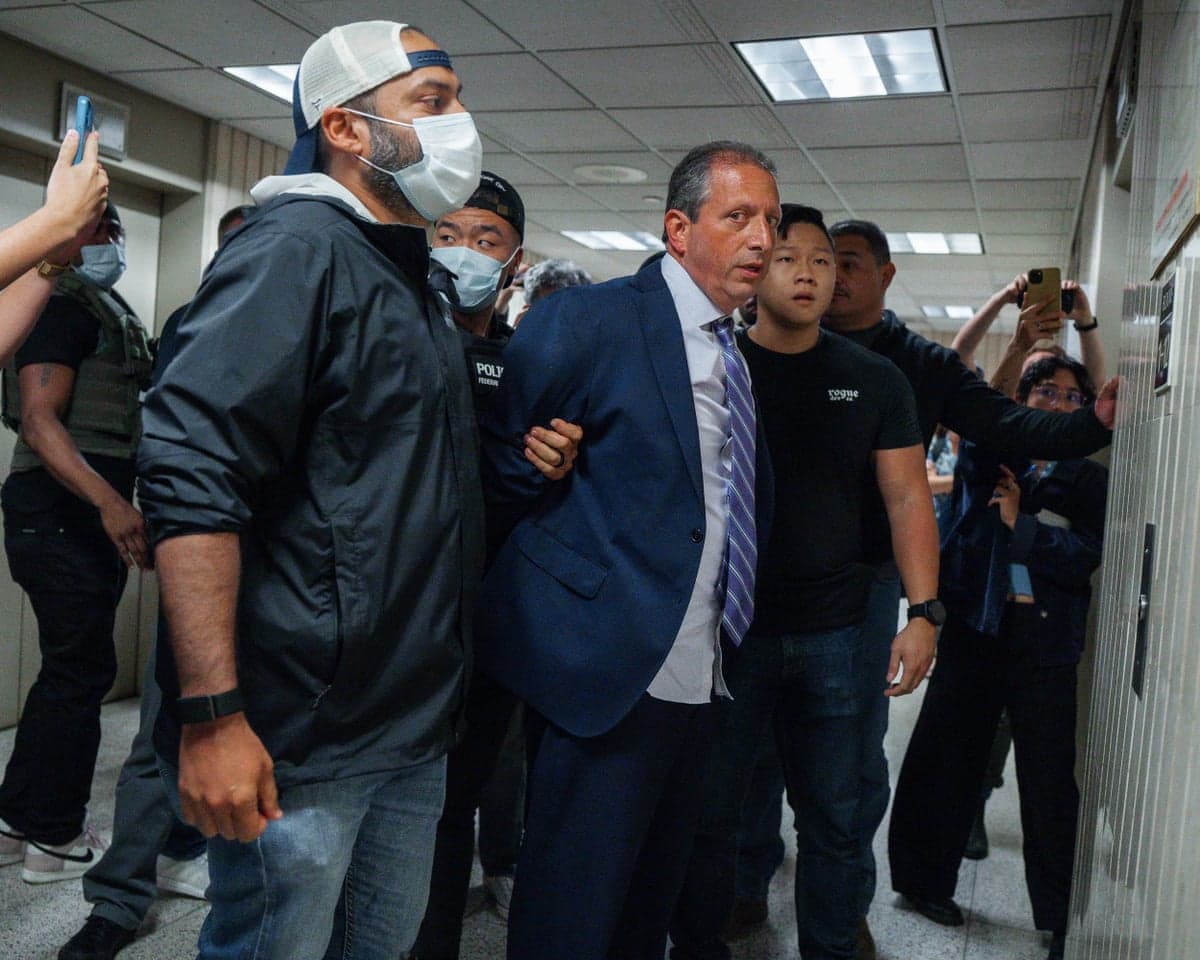 Fact Check: NYC mayoral candidate and current comptroller Brad Lander arrested violently by ICE agents after asking to see a warrant.