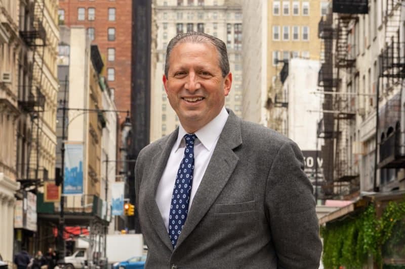 Fact Check: NYC mayoral candidate and current comptroller Brad Lander arrested violently by ICE agents after asking to see a warrant.