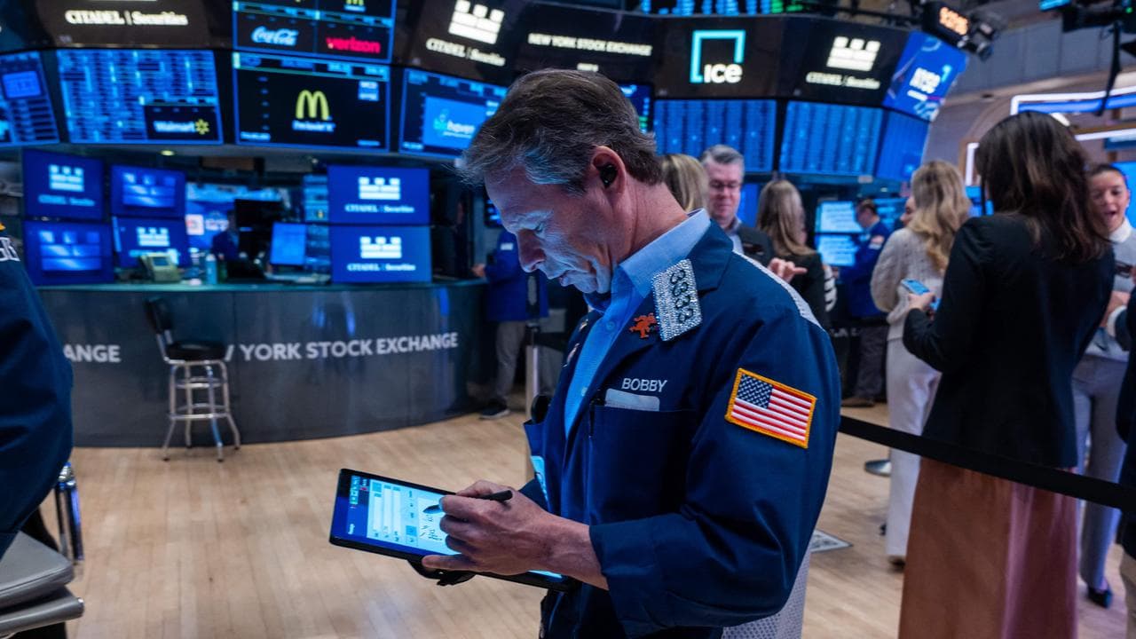 Fact Check: Trump's tariffs are wreaking havoc on the US dollar's value!