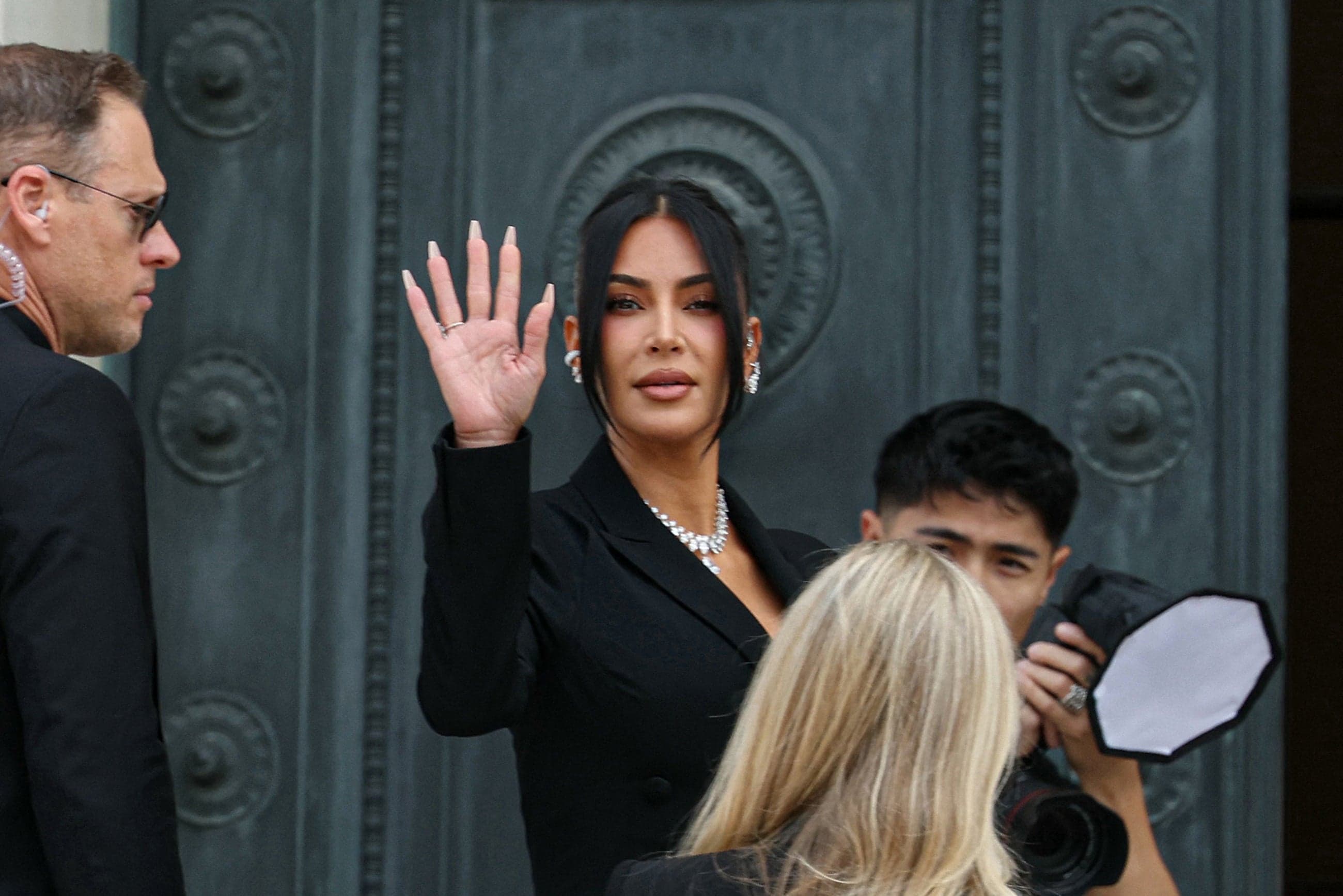 Fact Check: Thieves stole $10 million in jewelry from Kim Kardashian.