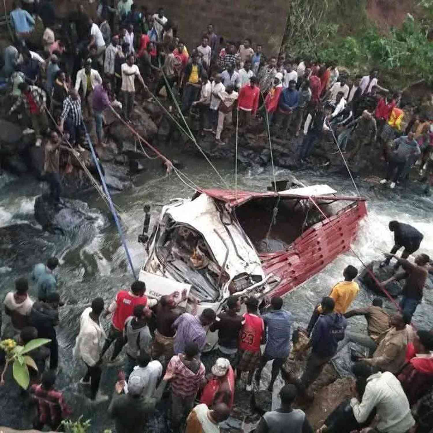 Fact Check: Double-decker bus plunges into river, injuring 19 students in England!