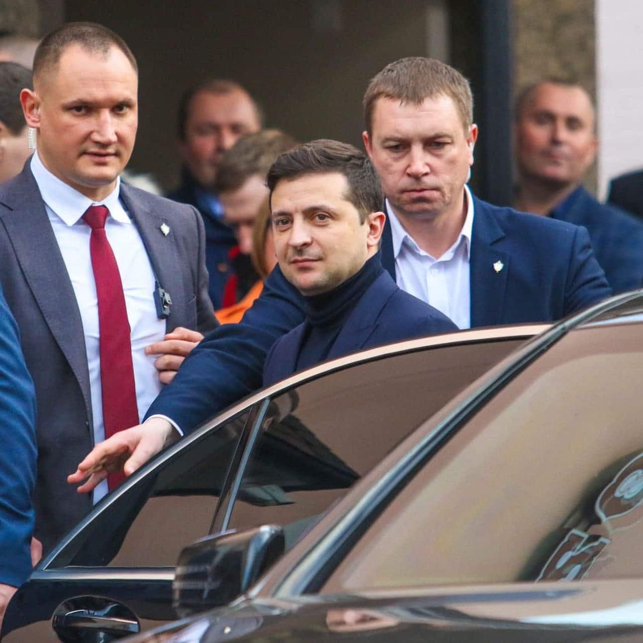 Fact Check: Zelensky is 2 meters tall
