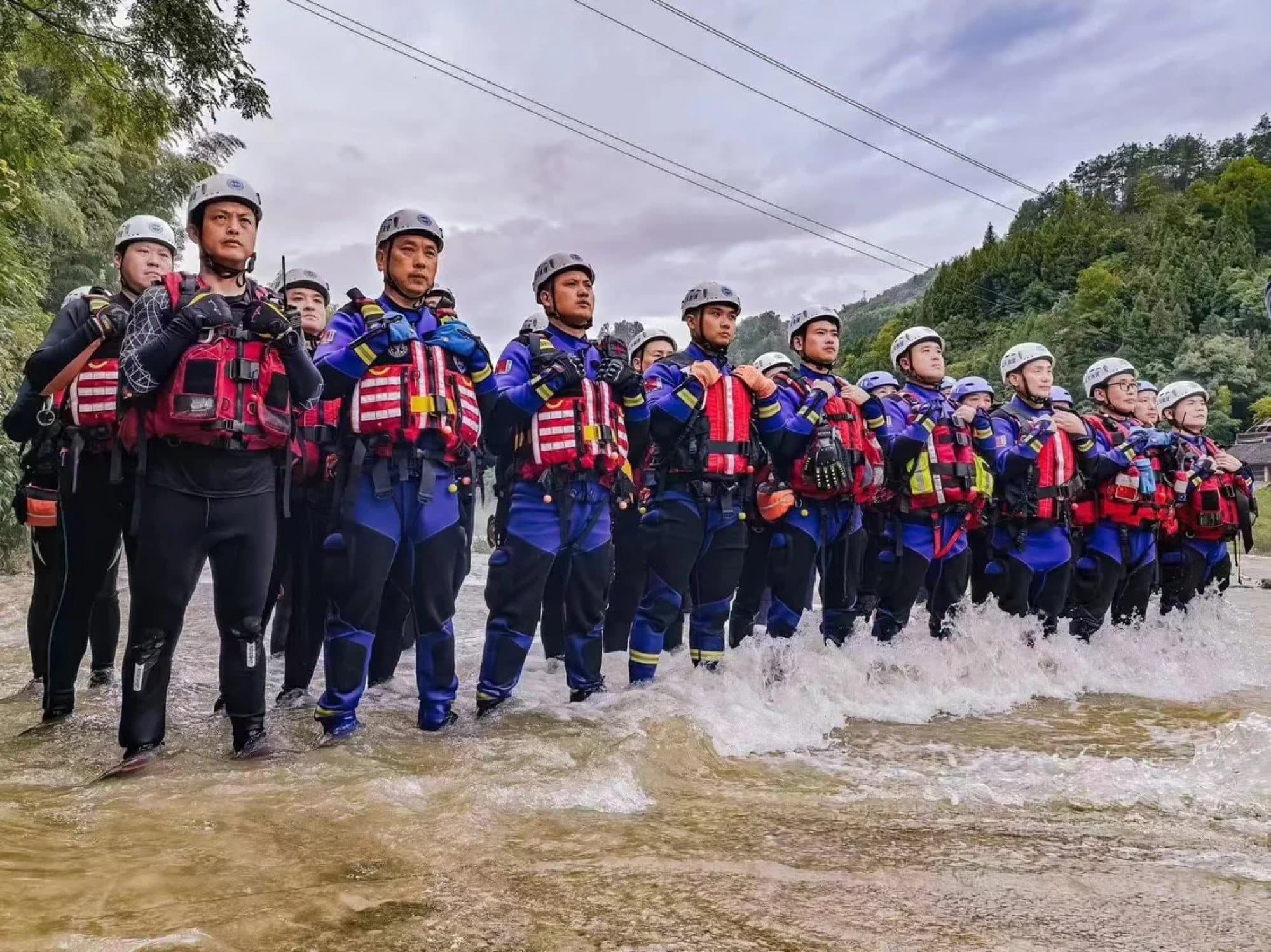 Fact Check: Zhang kept the drowning woman afloat before succumbing to the waves