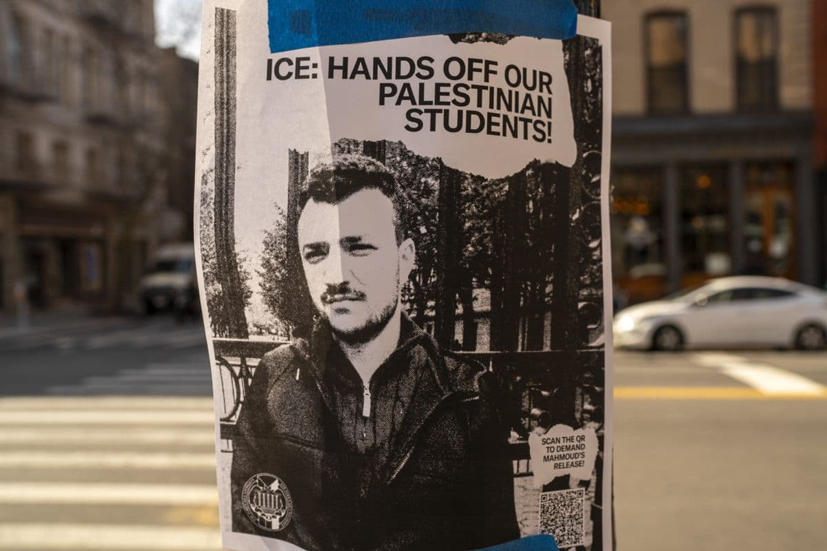 Fact Check: Ice can break into your home to detain you without a warrant 