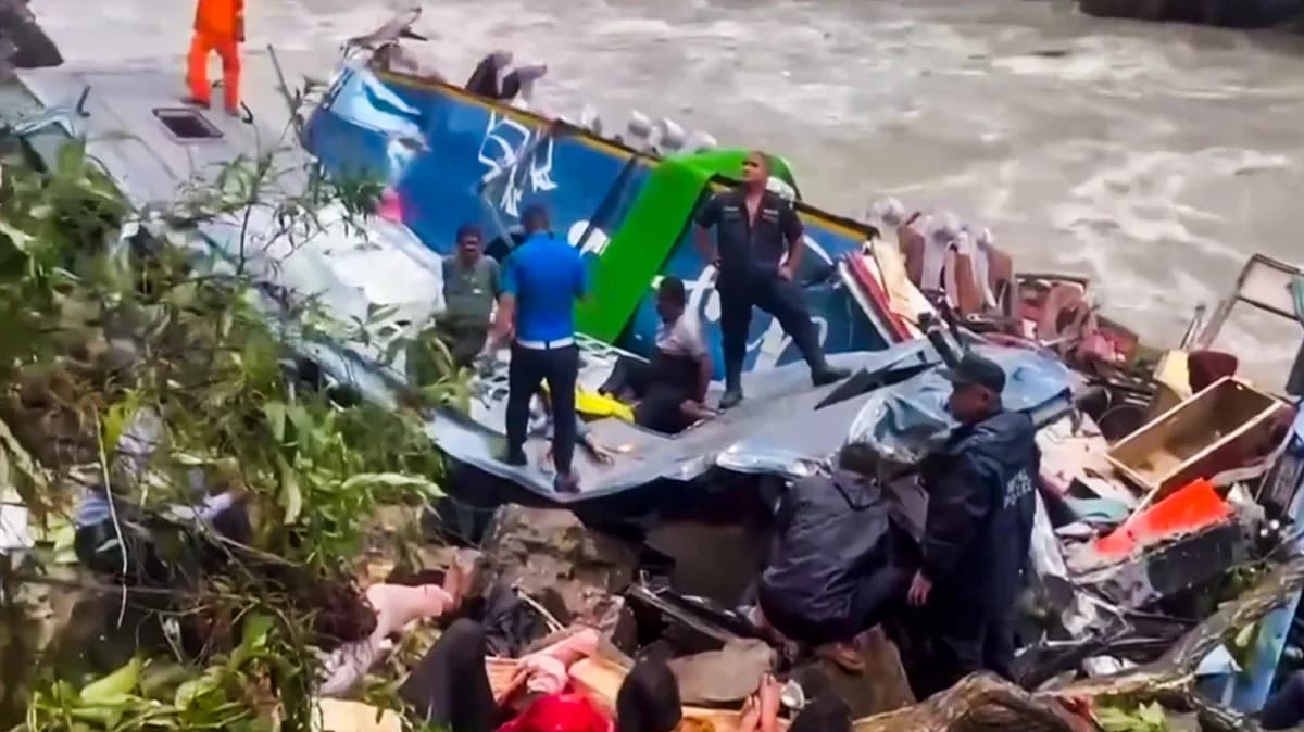 Fact Check: All 19 passengers evacuated safely from the bus after the plunge.