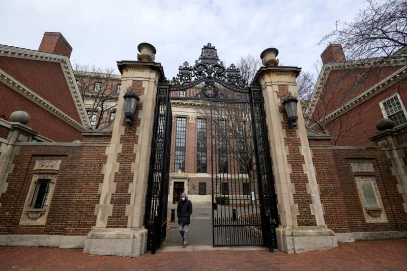 Fact Check: Harvard's pact with Toronto won't reduce U of T student spaces.