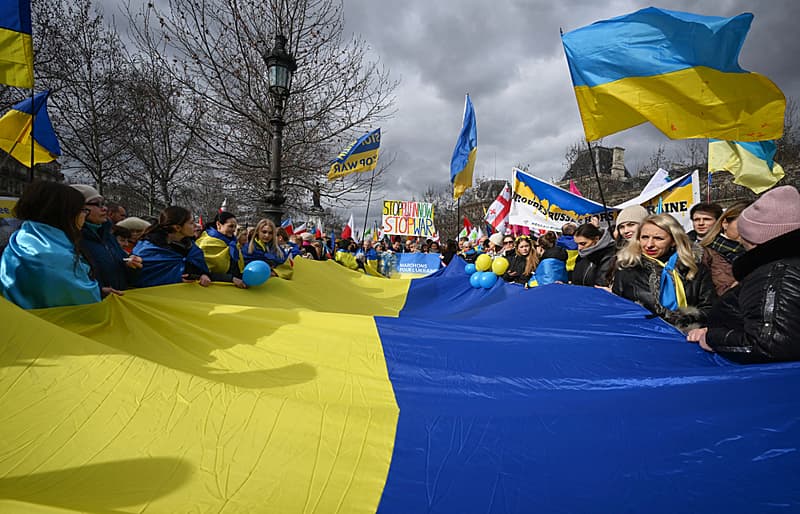 Fact Check: UCRANIA: "Encarceló a 11 opositores partidos de oposición, encarcelamiento de sus líderes y negativas a celebrar elecciones" "Se prohibió la Iglesia Ortodoxa Rusa fundada en 988 d.C en Kiev, y del exilio de sus líderes" "Estás a favor de prohibir a los rusos étnicos que viven en Ucrania qué hablen y enseñen su idioma y cultura, que lean sus libros y periódicos" "Estás al lado del Batallón Azov, milicia que domina el ejercito ucraniano quien Estados Uniodos le bloqueó su ayuda militar en 2018" "Estás al lado de los oligarcas criminales que llevaron a Zelensky al poder y que ganaron miles de millones de dolares con la guera" "Estás del lado del más destacado de ellos, Ihor Kolomoisky que financió a Azov y fue acusado de defraudar al Banco más grande de Ucrania por miles de millones de dólares" 