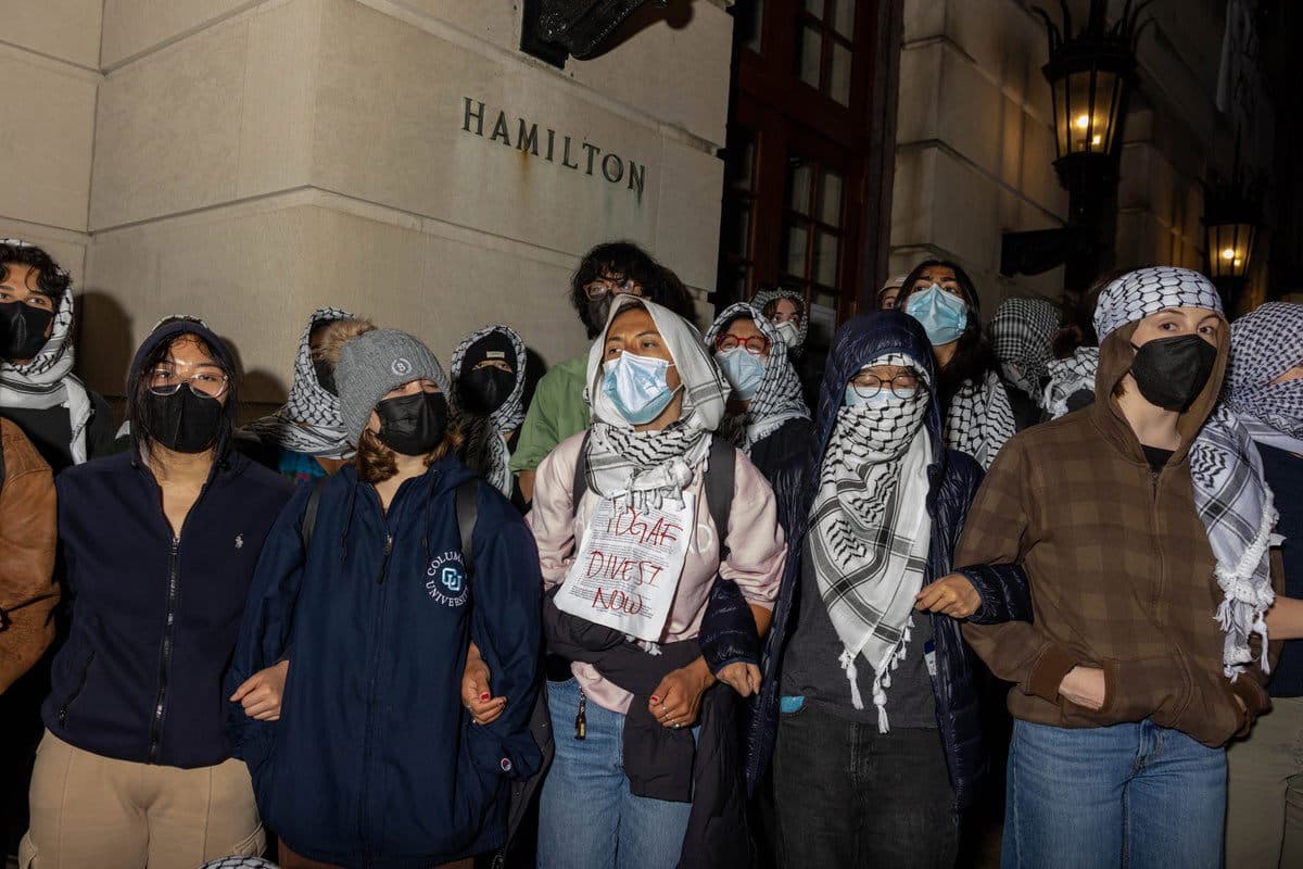 Fact Check: 37 Democratic lawmakers support legislation against masked law enforcement.