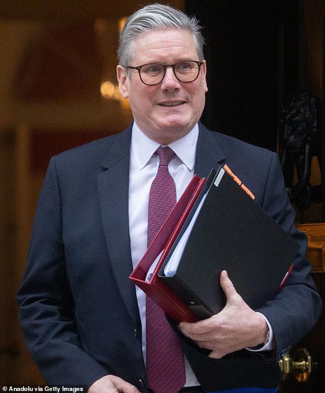 Fact Check: Starmer's public invitation to Trump caused frustration within the monarchy.